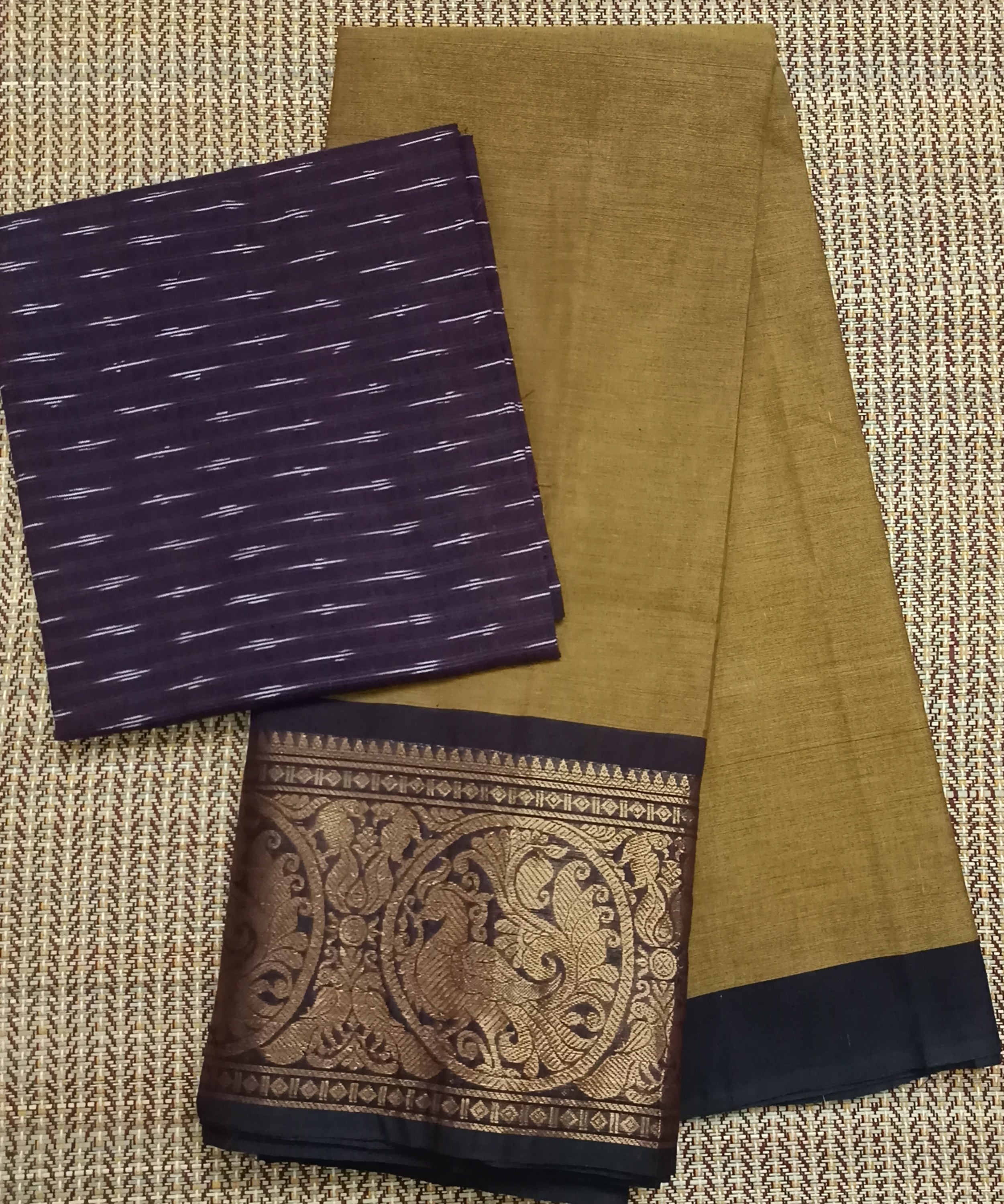 saree blouse combo with big peackock motif on the border