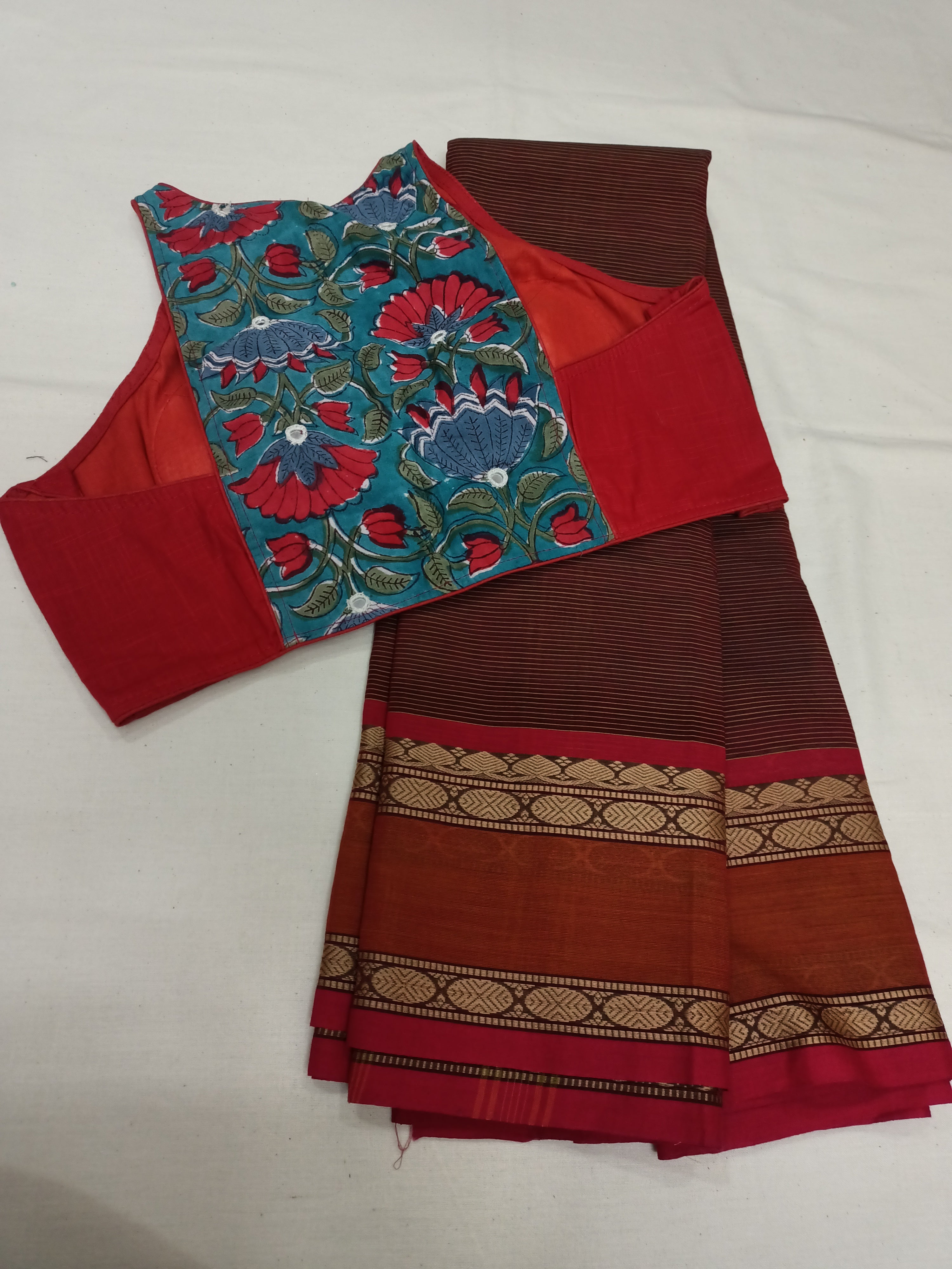 Chettinad Cotton Saree with Sleeveless Razor Cut Blouse-Saree Blouse Combo